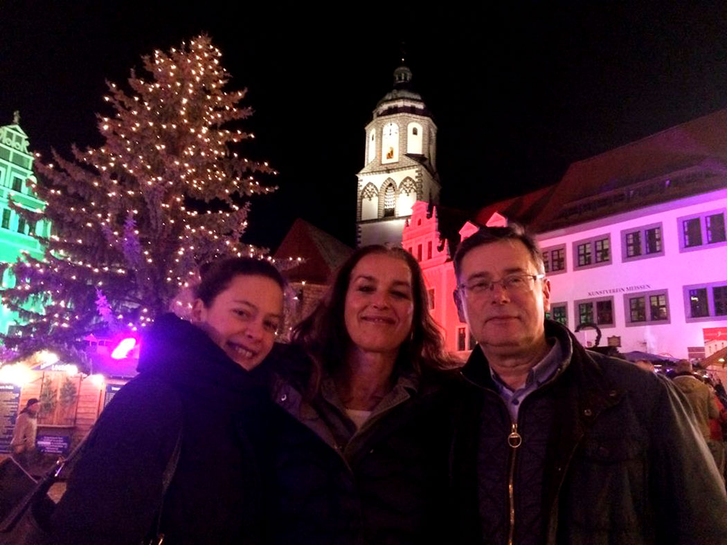 Weihnachtsmarkt mit Frauen...Kirche