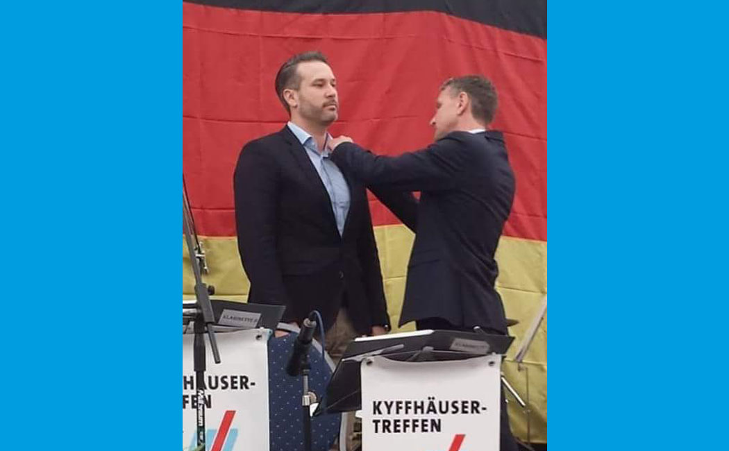 Höcke verleiht einem besonders romantischen Nationalpatrioten das Muttikreuz