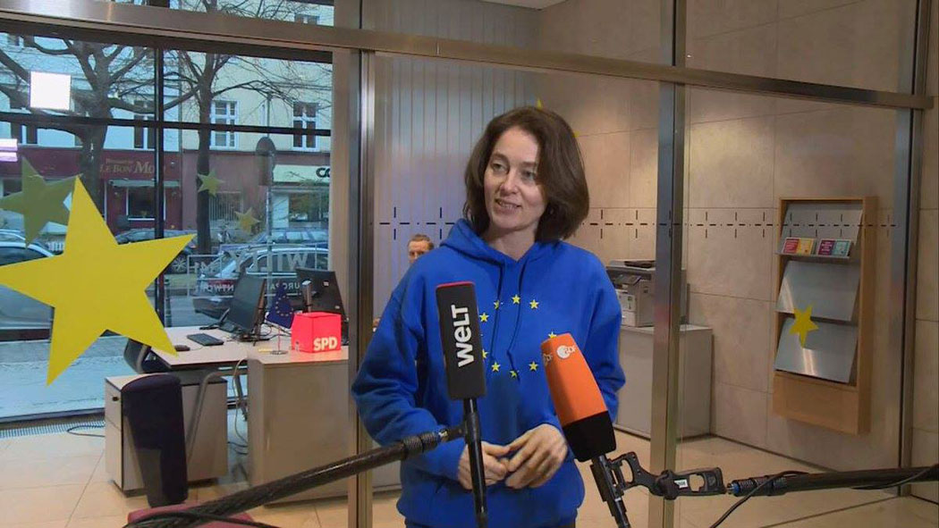 SPD-Soros-Checkerin im EU-Hoodie