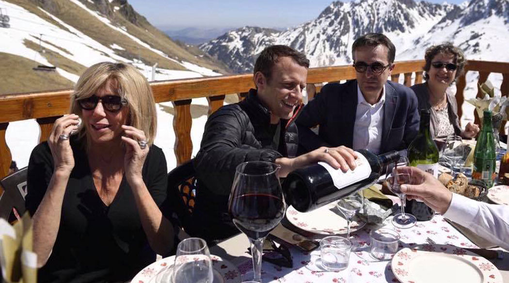 Warum erinnert mich das Bild an Adolf Hitler und Eva Braun auf dem Obersalzberg?