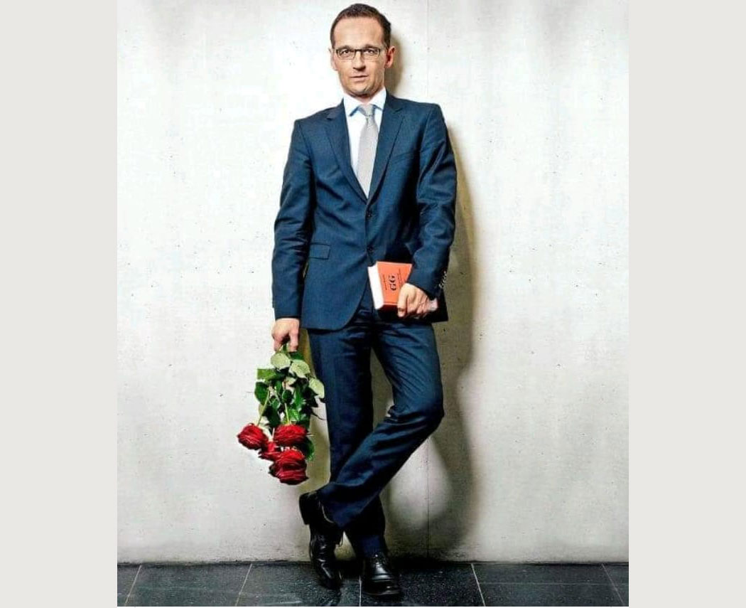 Und draußen vor der großen Stadt, steht der Heiko sich die Füße platt