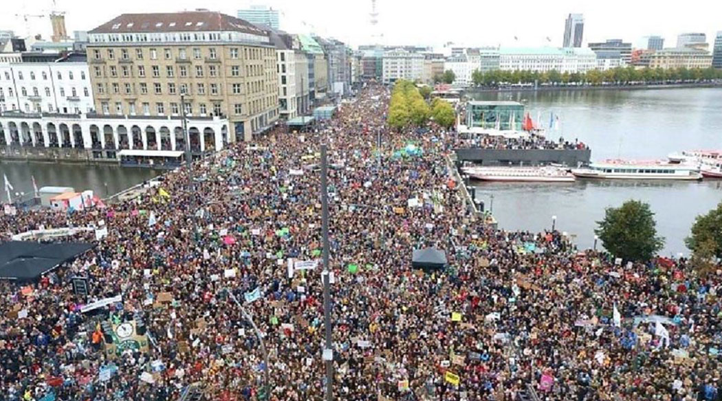 50.000 in Hamburg - einem der Zentren des deutschen, totalen Wahns