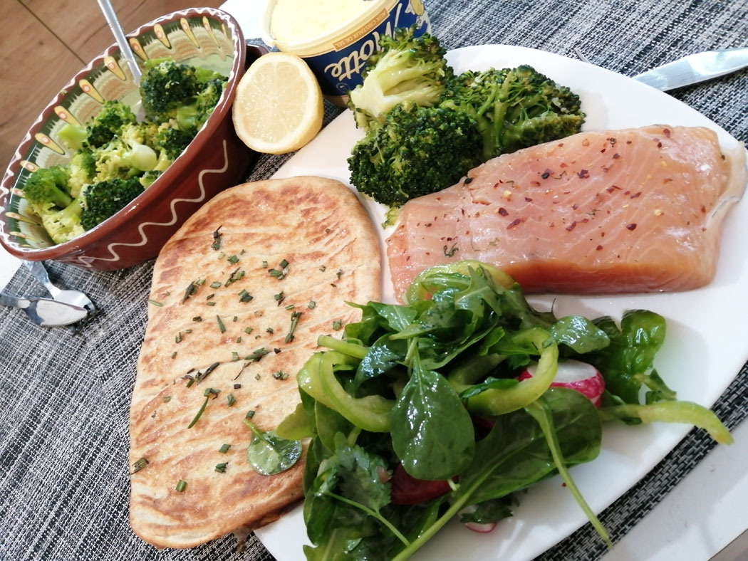 Mit Knoblauch gedünsteter Broccoli, Ketobrot, Salat, frischer, nur leicht gebeizter Lachs