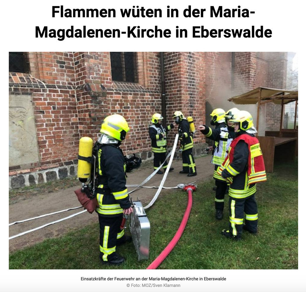 Flammen wüten in der Maria-Magdalenen-Kirche in Eberswalde